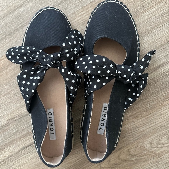 TORRID NWOT SIZE 9.5 WW POLkA DOT BOW ESPADRILLE FLAT SHOES BLACK & WHITE - Picture 1 of 4